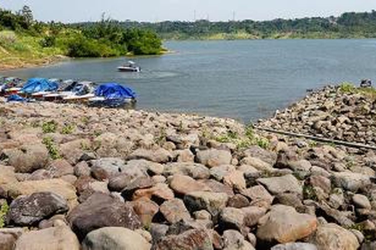 Proyek Waduk Nasional - Kawasan Waduk Jatibarang yang mulai secara resmi disungsikan bulan lalu sejak pembangunannya tahun 2009 di Kecamatan Gunungpati, Kota Semarang, Jawa Tengah, Selasa (23/6/2015). Hingga saat ini pemerintah menyelesaikan proyek pembangunan waduk dan bendungan di sejumlah wilayah yang ditargetkan pada tahun 2019 mencapai 49 bendungan.