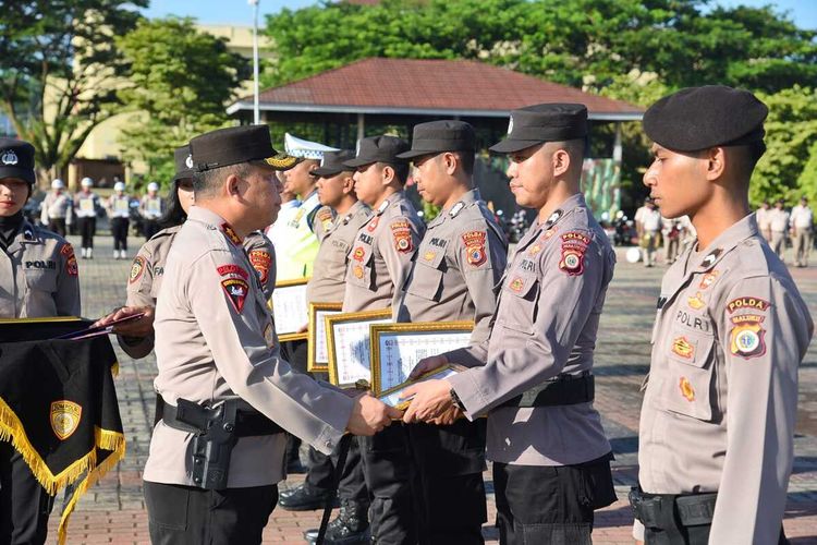Kapolda Maluku Irjen Pol Lotharia Latif memberikan penghargaan kepada tujuh anggotanya yang dinilai berprestasi, di lapangan upacara Polda Maluku, Rabu (7/12/2022)