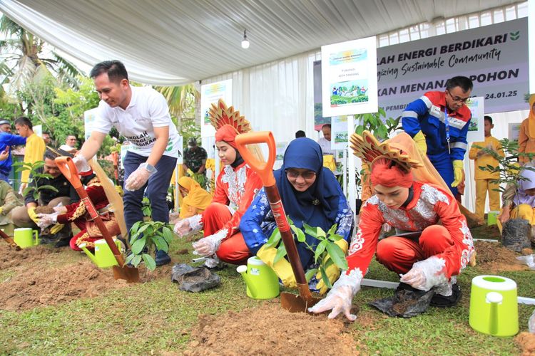 PT Pertamina (Persero) mengedukasi 5.512 siswa dan 551 guru di seluruh Indonesia melalui 12 program Sekolah Energi Berdikari (SEB) Pertamina di tahun kedua.