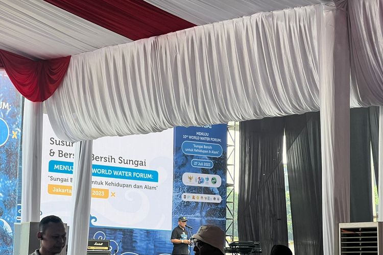 Ketua Panitia Susur dan Bersih-bersih Sungai menuju 10th WWF dan Memperingati Hari Sungai Nasional Asep Arofah Permana dalam aksi susur dan bersih-bersih sungai di Jakarta, Kamis (27/7/2023).