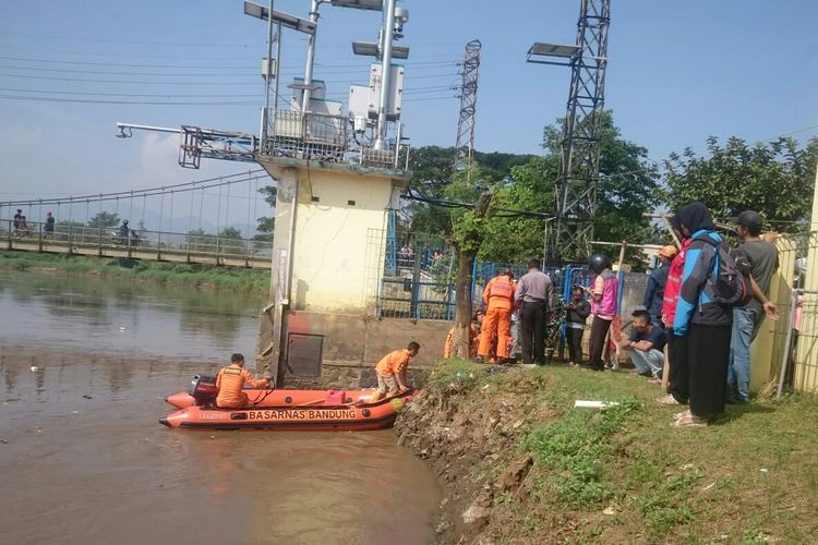 Basarnas tengah melakukan pencarian korban hilang terbawa arus sungai Citarum