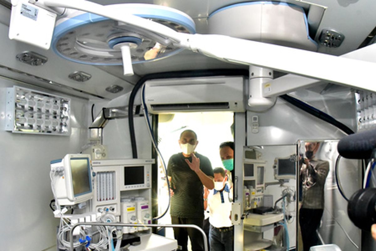 Edy Rahmayadi semasa masih menjadi Gubernur Sumut, saat meresmikan bus rumah sakit berjalan di Rumah Dinas Gubernur Sumut pada 9 Maret 2024