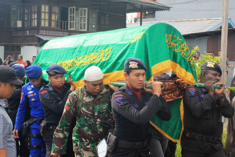 Anggota Brimob Polri dan Prajurit TNI membawa jenazah almarhum Brigadir Firman untuk dimakamkan di Timika, Mimika, Papua, Rabu (15/11/2017). Brigadir Firman adalah anggota Satuan Tugas Operasi Terpadu yang gugur ketika melakukan pengejaran terhadap anggota kelompok kriminal bersenjata di sekitar Mile 69, distrik Tembagapura pada Rabu.