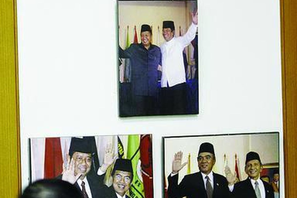 Foto-foto pasangan calon presiden dan wakil presiden yang berlaga pada Pemilu 2004 lalu masih menghiasi salah satu sudut ruangan di Kantor Komisi Pemilihan Umum (KPU), Jakarta, Jumat (18/4). Pemilu damai pada tahun 2004 diharapkan kembali terulang pada Pemilu 2009.  