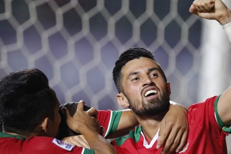 Gelandang tim nasional Indonesia, Stefano Lilipaly (kanan), merayakan gol rekan setimnya pada laga semifinal pertama Piala AFF 2016 kontra Vietnam, di Stadion Pakansari, Cibinong, Kabupaten Bogor, Sabtu (3/12/2016).