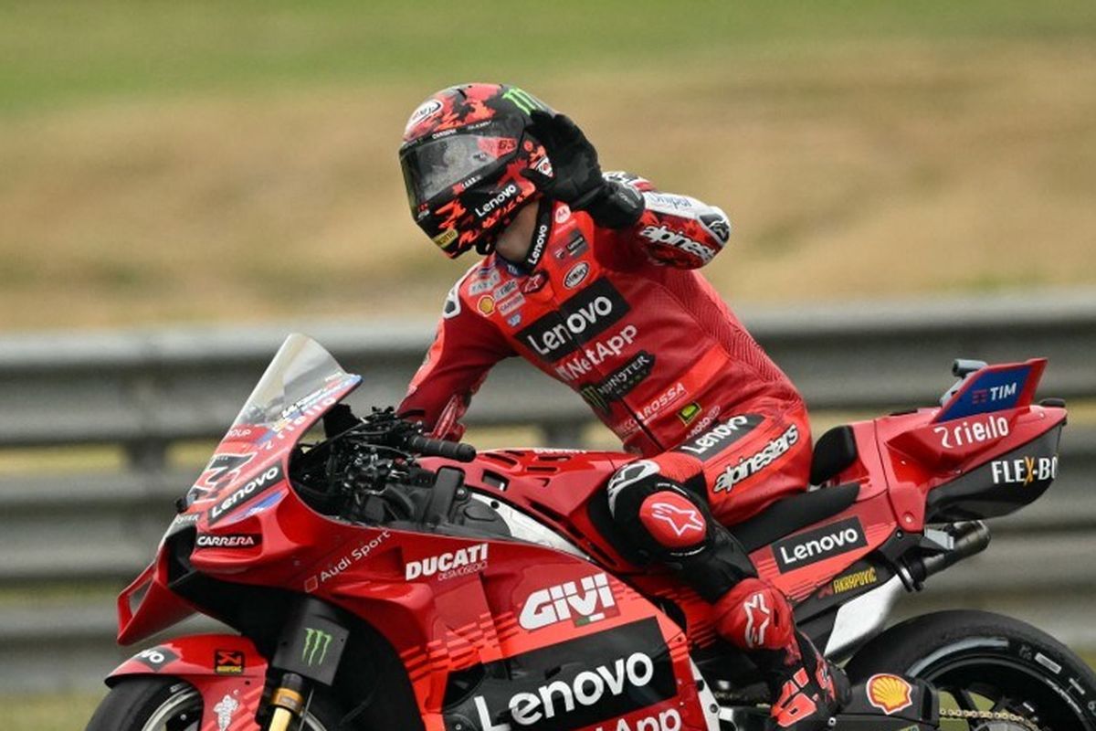 Pebalap Ducati Lenovo Team, Francesco Bagnaia, melambai sebelum dimulainya Sprint Race MotoGP Argentina 2025 di Sirkuit Termas de Rio Hondo di Santiago del Estero, Argentina pada 15 Maret 2025. Terkini, Bagnaia menjadi pemenang balapan MotoGP Amerika 2025 di Sirkuit COTA, Austin, 30 Maret 2025. (Photo by Luis ROBAYO / AFP)