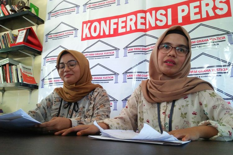 Pengacara korban T (21) SPG kosmetik yang mengalami percobaan pemerkosaan oleh satpam mall, memberikan keterangan saat konferensi pers, Kamis (17/12/2020)