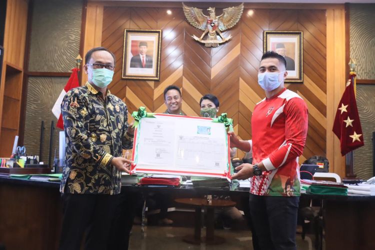 Aprilio Perkasa Manganang Terima Dokumen Kependudukan Baru dari Dukcapil Kemendagri di Kantor Kementerian Dalam Negeri, Jakarta, Senin (22/3/2021)