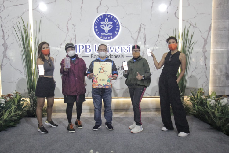 Wakil Direktur Utama BNI Adi Sulistyowati (kedua kiri), Wakil Rektor Sumber Daya, Perencanaan dan Keuangan IPB University Agus Purwito (tengah), Direktur Bisnis Konsumer BNI Corina Leyla Karnalies (kedua kanan), Brand Ambassador BNI Mobile Banking Marianne Rumantir (kiri) dan Sigi Wimala (kanan). 