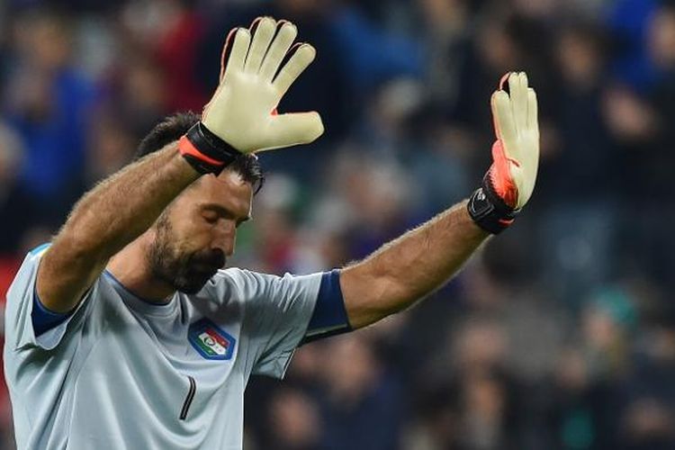 Kiper Italia, Gianluigi Buffon, melambaikan tangan ke arah suporter seusai laga kualifikasi Piala Dunia kontra Spanyol, di Stadion Juventus, Kamis (6/10/2016) waktu setempat.