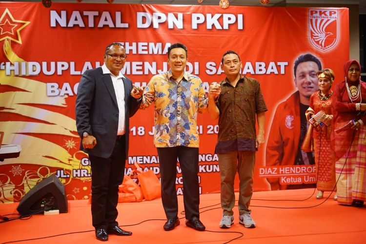 Ketua Umum PKPI Diaz Hendropriyono memperkenalkan John Kei dan Ninoy Karundeng sebagai kader baru, Minggu (19/1/2020).