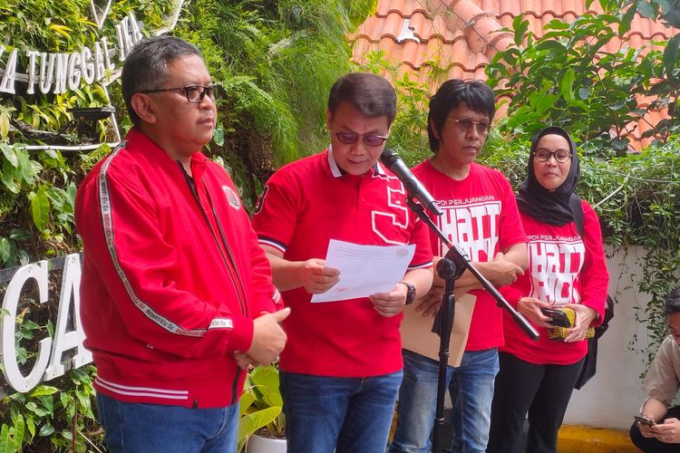 Sekjen PDI-P Hasto Kristiyanto (kiri), Ketua DPP PDI-P Ahmad Basarah (tengah), Politisi PDI-P Adian Napitupulu, Politisi PDI-P Riezky Aprilia (kanan) di Kantor DPP PDI-P, Jalan Diponegoro, Jakarta, Kamis (27/4/2023).