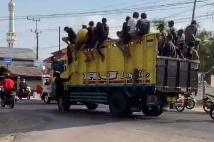 Anak-anak remaja asal Surabaya, mencegat truk dan pikap untuk mandi di Sungai Tunjung, Kecamatan Burneh, Kabupaten Bangkalan. Aksi mereka meresahkan masyarakat karena membahayakan pengendara.
