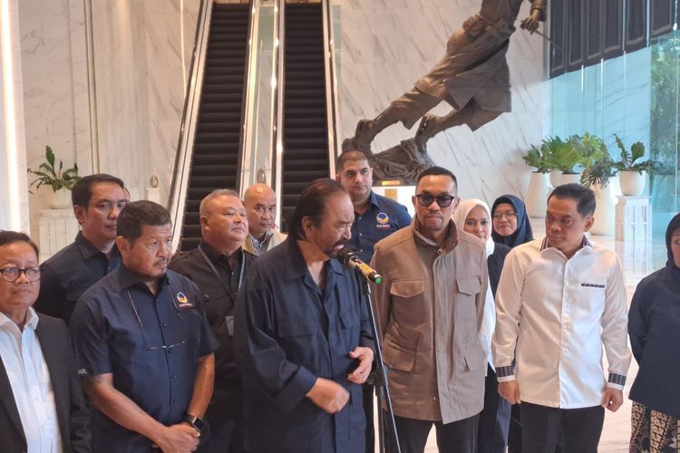 Ketua Umum Partai Nasdem Surya Paloh dan jajarannya di Nasdem Tower, Menteng, Jakarta, Senin (22/4/2024). 