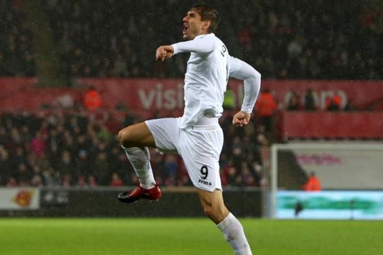 Fernando Llorente merayakan gol Swansea City ke gawang Sunderland pada partai Premier League di Stadion Liberty, 10 Desember 2016.