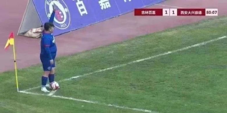 Inilah aksi ketika anak He Shihua, seorang pengusaha China, bermain dalam salah satu laga China League One. He disebut membeli klub Zibo Cuju supaya dia dan putranya yang berbobot 126 kg bisa ikut bermain.
