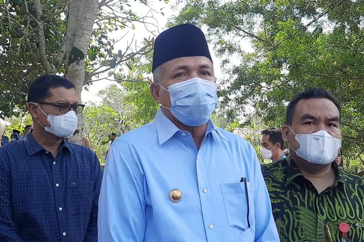 Gubernur Aceh, Nova Iriansyah usai berziarah di Makam Potjut Meurah Intan, kompleks Makam Keluarga Tegalsari, Desa Temurejo, Kecamatan Blora, Kamis (17/3/2022)