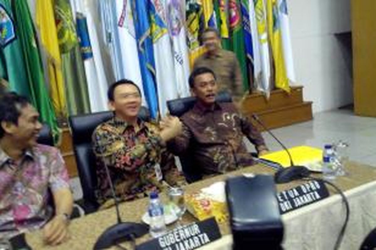 Gubernur DKI Jakarta Basuki Tjahaja Purnama dan Ketua DPRD DKI Prasetio Edi Marsudi berpegangan tangan jelang mediasi dengan Kemendagri, Kamis (5/3/2015). 