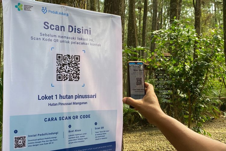 Wakil Bupati Bantul Joko B Purnomo Mencoba Aplikasi PeduliLindungi di Pinus Sari, Mangunan, Dlingo, Kamis (16/9/2021)