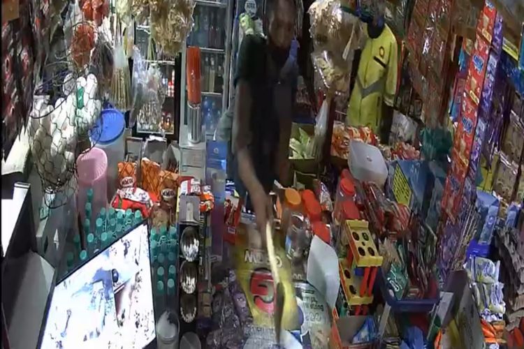 Seorang preman mengancam pedagang warung sembako pakai kapak di Jalan Darussalam, Kota Medan pada Rabu (16/7/2025). 