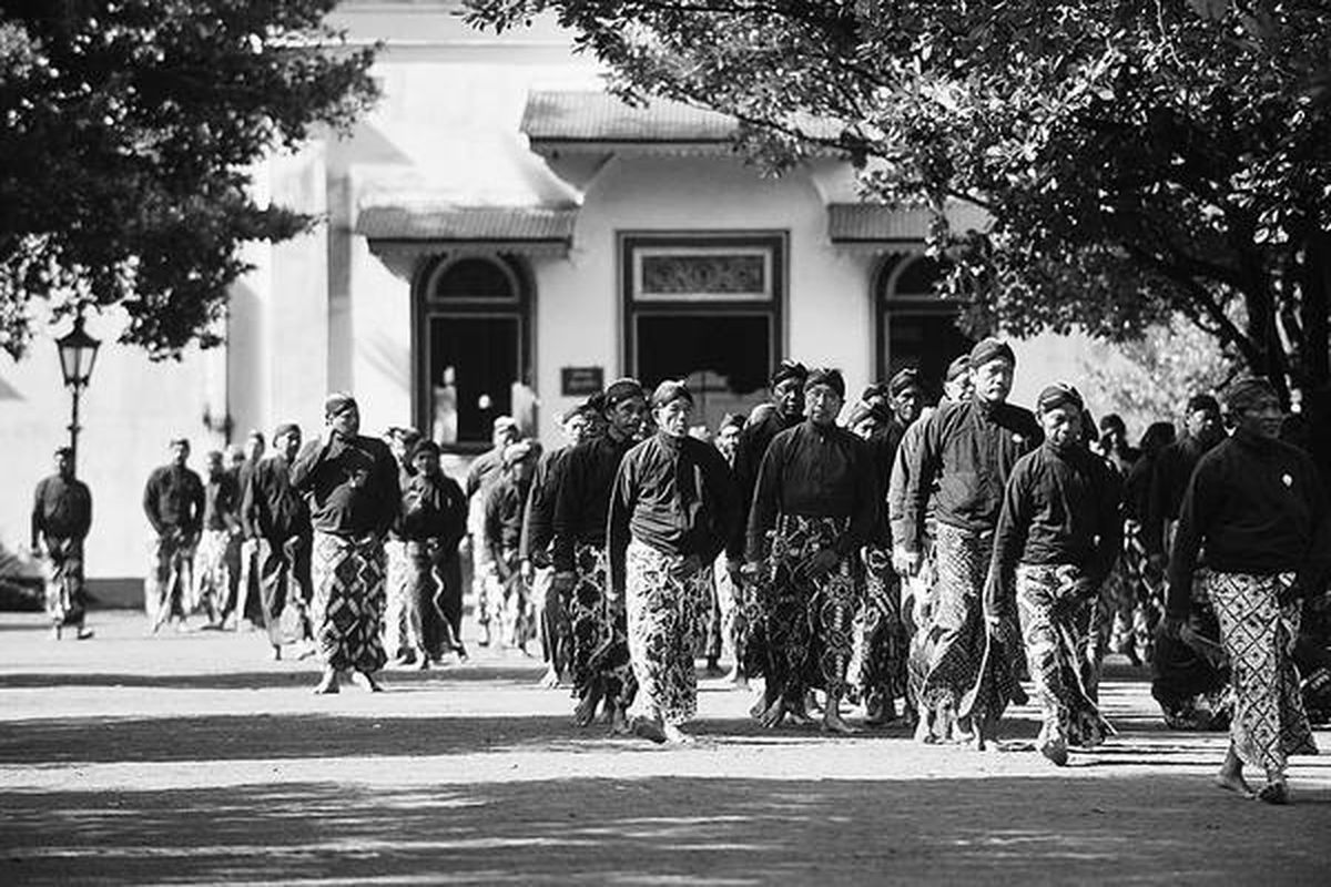 Abdi dalem bersiap menerima sabdatama dari Sultan Hamengku Buwono X pada pembukaan pawiyatan (pendidikan) untuk abdi dalem di Bangsal Kencono, Keraton Yogyakarta, Kamis (30/9).