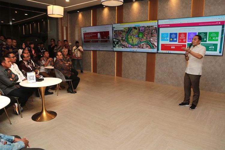 Wali Kota Surabaya Eri Cahyadi saat menjelaskan tentang progres investasi di Kota Surabaya.