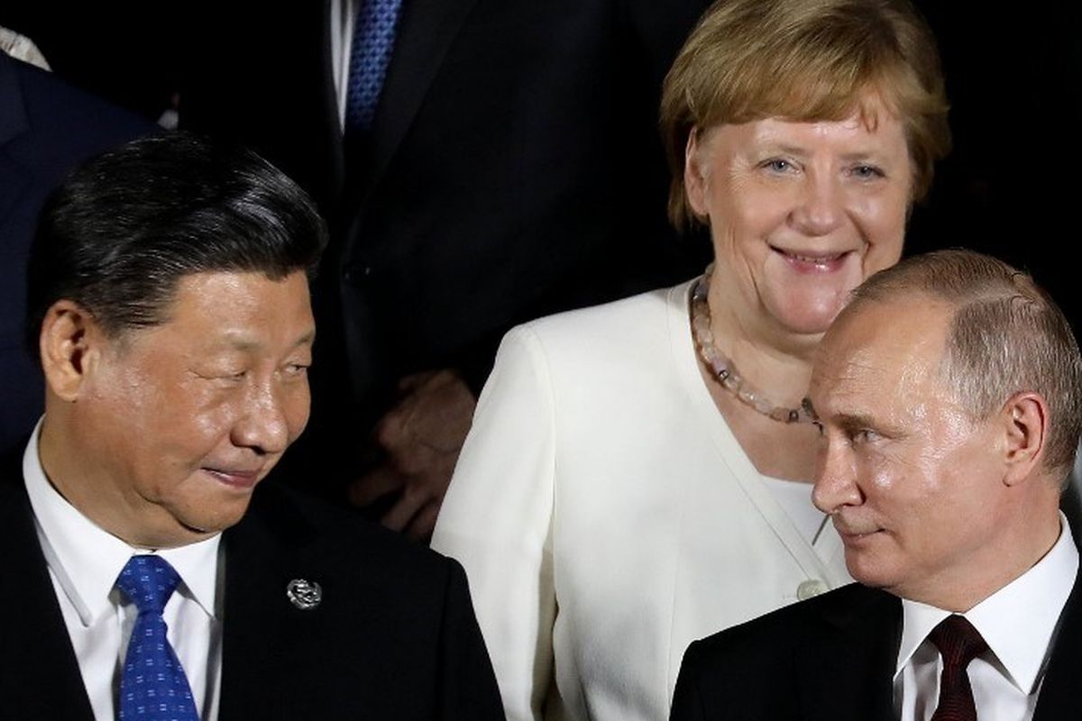 Presiden Cina Xi Jinping ketika mereka tiba untuk berfoto bersama sebelum acara budaya di Osaka Geihinkan di Taman Istana Osaka selama KTT G20 di Osaka pada 28 Juni, 2019