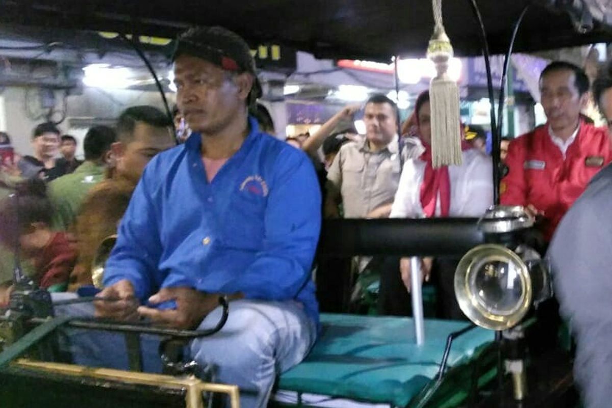 Surono saat mengantar Presiden Joko Widodo dan Ibu Negara Iriana menyusuri Jalan Malioboro menuju Istana Negara Gedung Agung