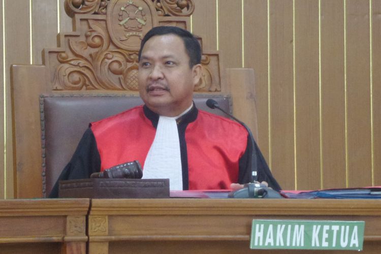 Hakim tunggal praperadilan Kusno saat menyidangkan gugatan atas penyidikan kasus dugaan korupsi pembelian heli AW 101 di PN Jakarta Selatan, Jumat (10/11/2017).