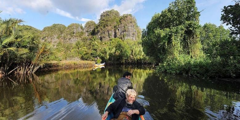 Menyusuri Rammang-Rammang di kawasan karst di Kabupaten Pangkajene Kepulauan, Sulawesi Selatan.