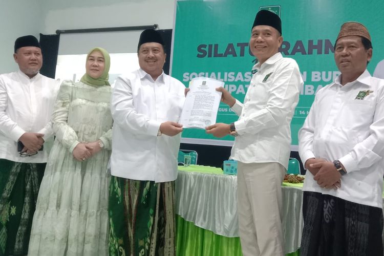 Warsubi (kiri), menerima rekomendasi dari PKB yang diserahkan oleh Ketua DPC PKB Jombang, Hadi Atmaji (kanan), Selasa (14/5/2024) petang.