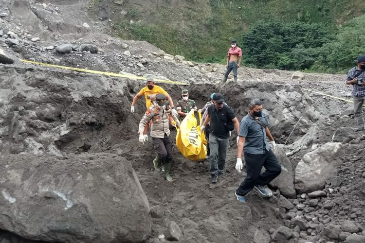 Evakuasi korban banjir lahar hujan Gunung Merapi di Sungai Bebeng, Kecamatan Srumbung, Kabupaten Magelang, Selasa(7/12/2021).