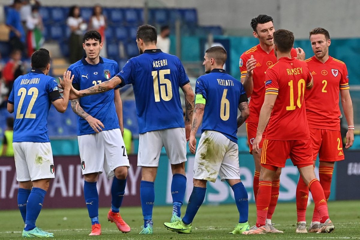 Para pemain usai pertandingan Grup A Euro 2020 Italia vs Wales di Stadion Olimpico, Roma, Italia, Minggu (20/6/2021) malam WIB. 