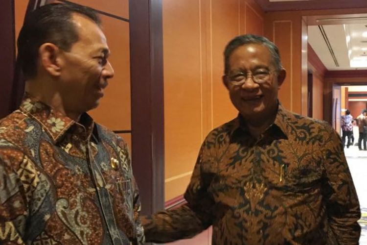 Menteri Koordinator Bidang Perekonomian Darmin Nasution usai melaksanakan sosialisasi pelaksanaan online single submission (OSS) di Hotel Borobudur, Jakarta Pusat, Jumat (29/6/2018).