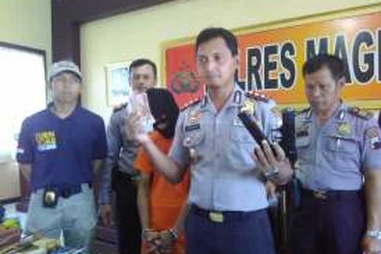 Kapolres Magelang AKBP Zain Dwi Nugroho menunjukkan barang bukti uang palsu dan senjata api dari tersangka AA (35) pada gelar perkara, Jumat (8/4/3016)