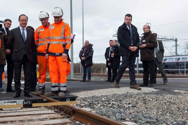 Presiden Francois Hollande sedang meninjau proyek rel kereta api cepat di kota Volignon ketika insiden penembakan terjadi.