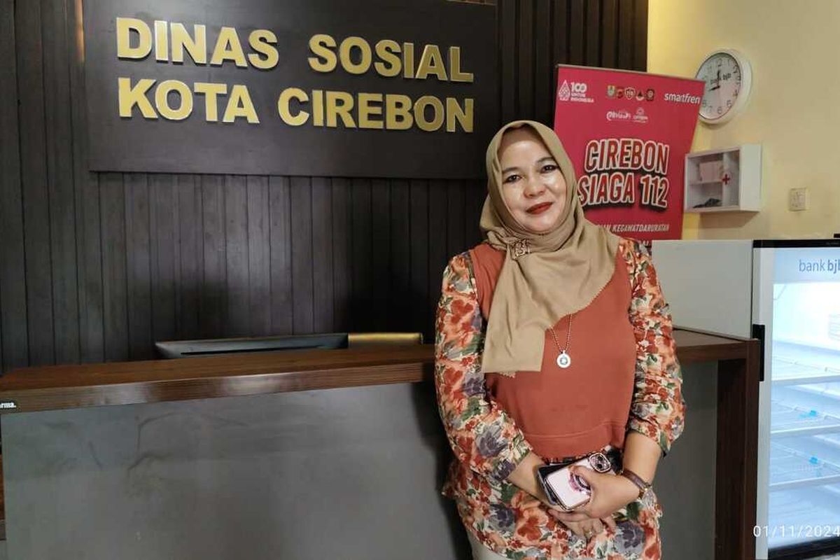 Siti Fatimah, Pekerja Sosial dari Kementerian Sosial yang bertugas di Dinas Sosial Kota Cirebon bercerita pengalaman pendampingan korban kekerasan seksual selama 14 tahun di Kota Cirebon, saat ditemui Kompascom di ruang kerjanya Jumat (1/11/2024) siang