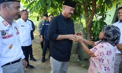 Momen Haru di Tanjung Batu, Bupati Edi Terima Doa Tulus dari Warga Lansia