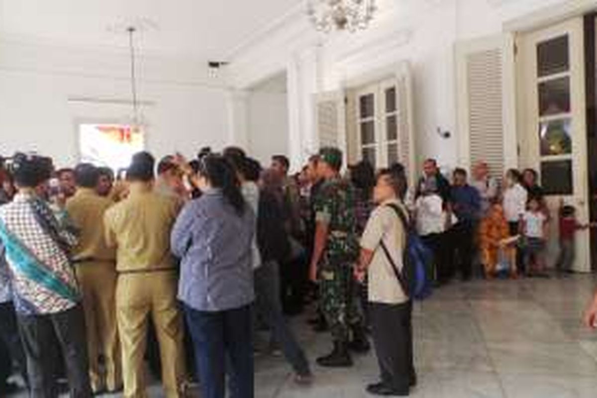 Antrean warga mengadu kepada Gubernur DKI Jakarta Basuki Tjahaja Purnama atau Ahok di Balai Kota DKI Jakarta, Senin (13/6/2016).