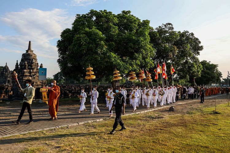 Bhiku melakukan ritual pradaksina, memutari candi sebanyak tiga kali searah jarum jam saat perayaan Tri Suci Waisak 2565 BE di Candi Sewu, Klaten, Jawa Tengah, Rabu (26/5/2021). Perayaan Tri Hari Suci Waisak tersebut digelar secara terbatas dengan menerapkan protokol kesehatan Covid-19.