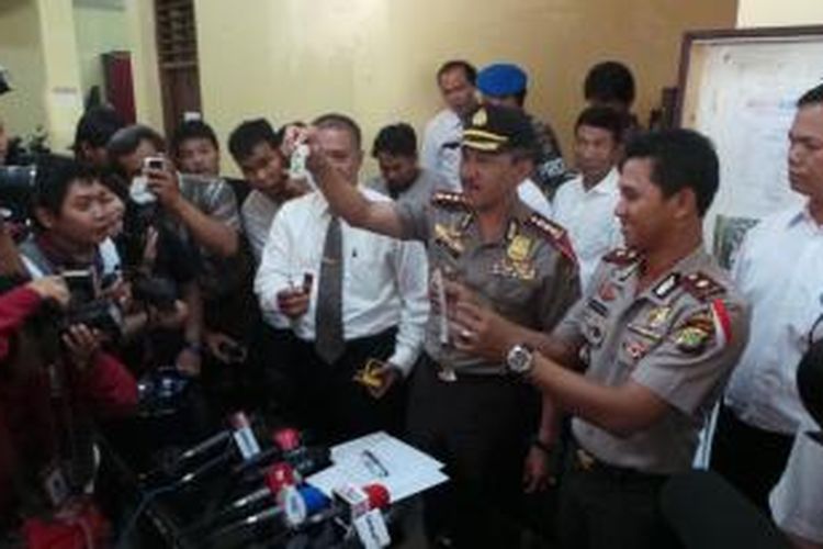 Senin (17/2/2014), Kapolres Metro Jakarta Timur, Kombes Mulyadi Kaharni, menunjukkan barang bukti narkotika yang ditemukan dalam mobil yang dikendarai oleh artis peran Roger Danuarta.