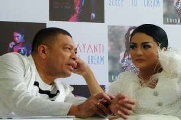 Vokalis Krisdayanti dan sang suami, Raul Lemos saat menggelar jumpa pers di Hotel Century, Senayan, Jakarta Selatan, Rabu (3/8/2016).
