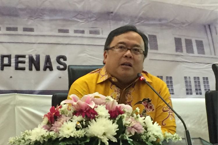 Menteri Perencanaan Pembangunan Nasional atau Kepala Badan Perencanaan Pembangunan Nasional Bambang Brodjonegoro (kemeja kuning) saat memberikan pernyataan pers di kantor Bappenas, Jakarta Pusat, Senin (13/11/2017). 