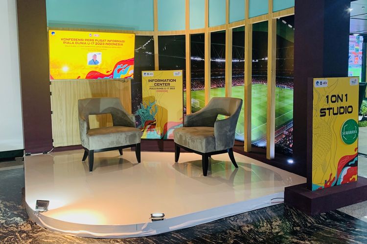 Studio mini yang tersedia di sudut Information Center Piala Dunia U17 2023 Indonesia di Surabaya, Jawa Timur yang dibuka mulai tanggal 10 November - 2 Desember 2023.  
