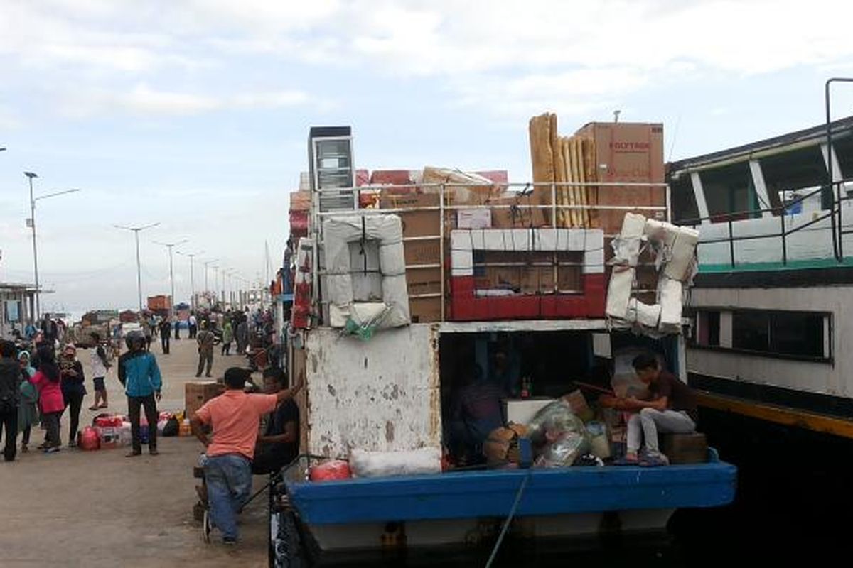 Kapal-kapal yang melayani penyeberanngan ke Kepulauan Seribu di Pelabuhan Kali Adem, Muara Angke, Jakarta Utara, Minggu (9/1/2017).