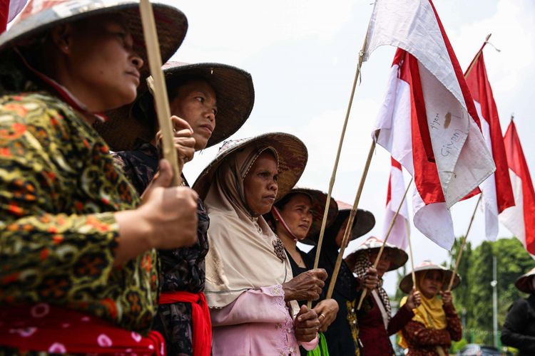 Petani Kendeng melakukan aksi unjuk rasa di Seberang istana Merdeka, Jakarta Pusat, Senin (24/9/2018). Aksi unjuk rasa tersebut untuk memperingati hari buruh tani nasional.