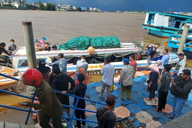 Ilustrasi angkutan sungai. 