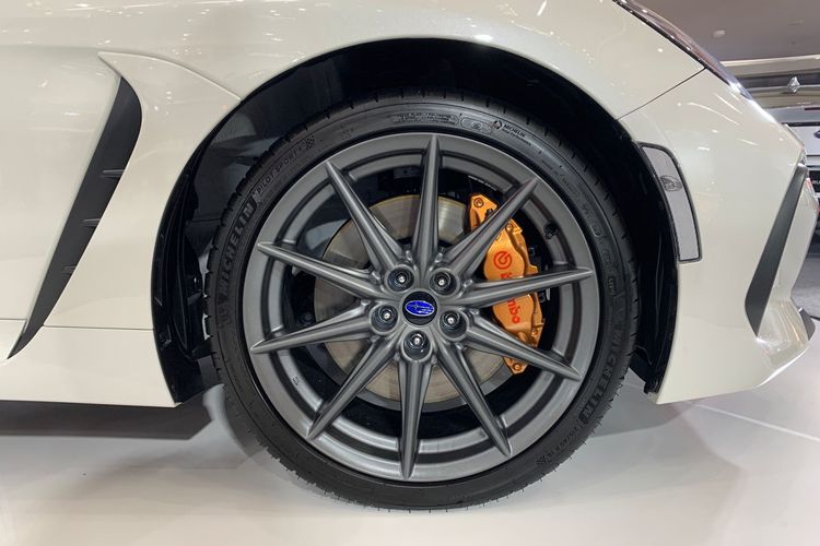 Lingkar roda Subaru BRZ yang telah menggunakan rem Brembo