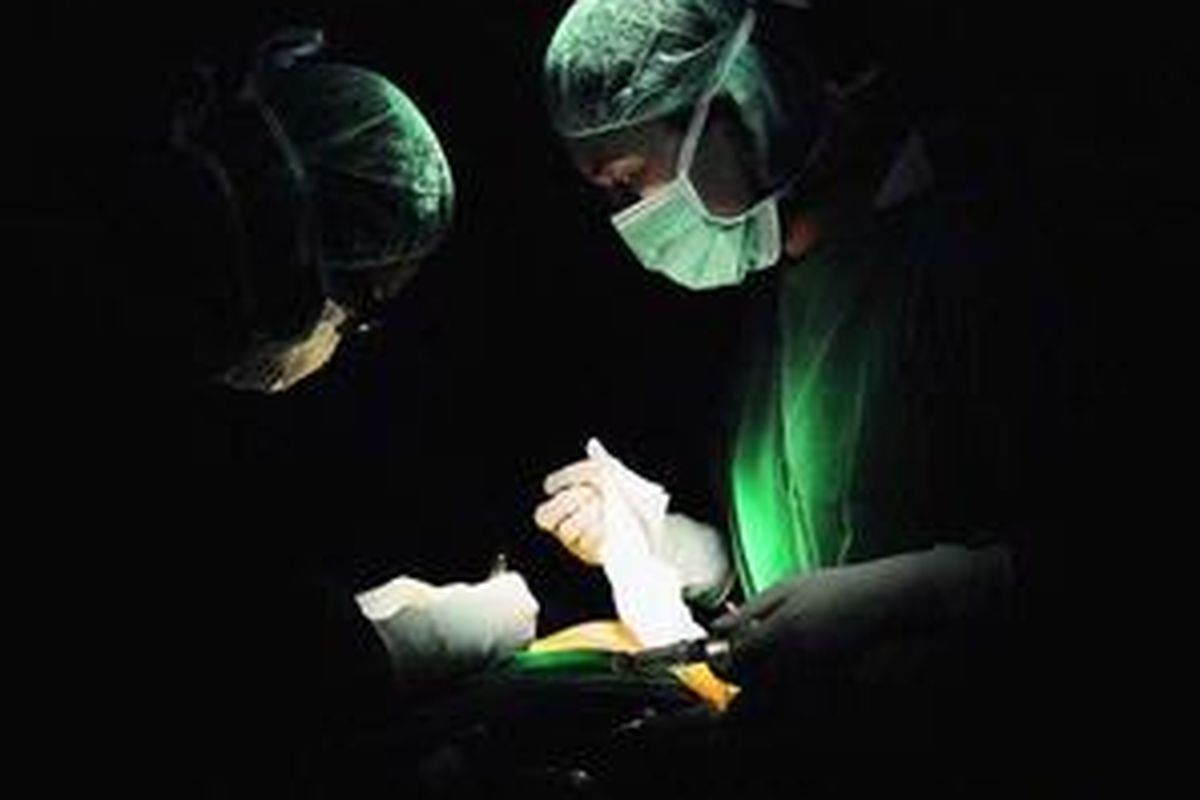 Tim bedah plastik yang dipimpin dr Irena Sakura Rini, MARS SpBP, melakukan tindakan bedah kepada pasien di Rumah Sakit Omni Hospital, Tangerang, Banten, Kamis (3/2/2011). 