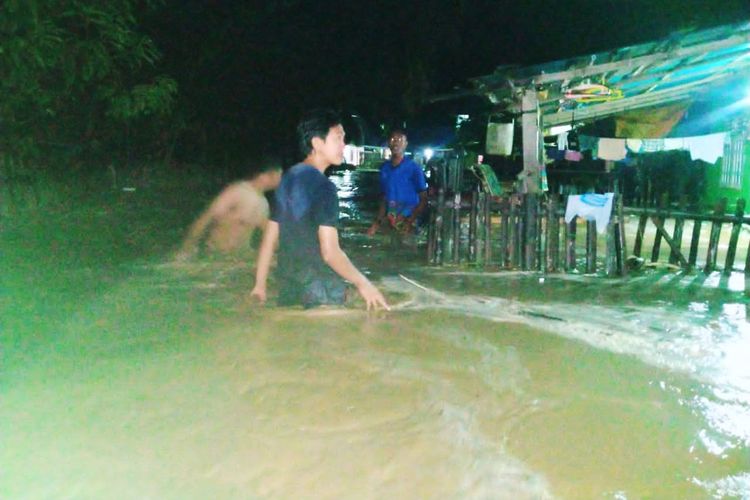 Sejumlah warga terdampak banjir di Kabupaten Bone Bolango tengah mengungsikan anggota keluarga dan barang-barang berharga ke tempat yang lebih aman.